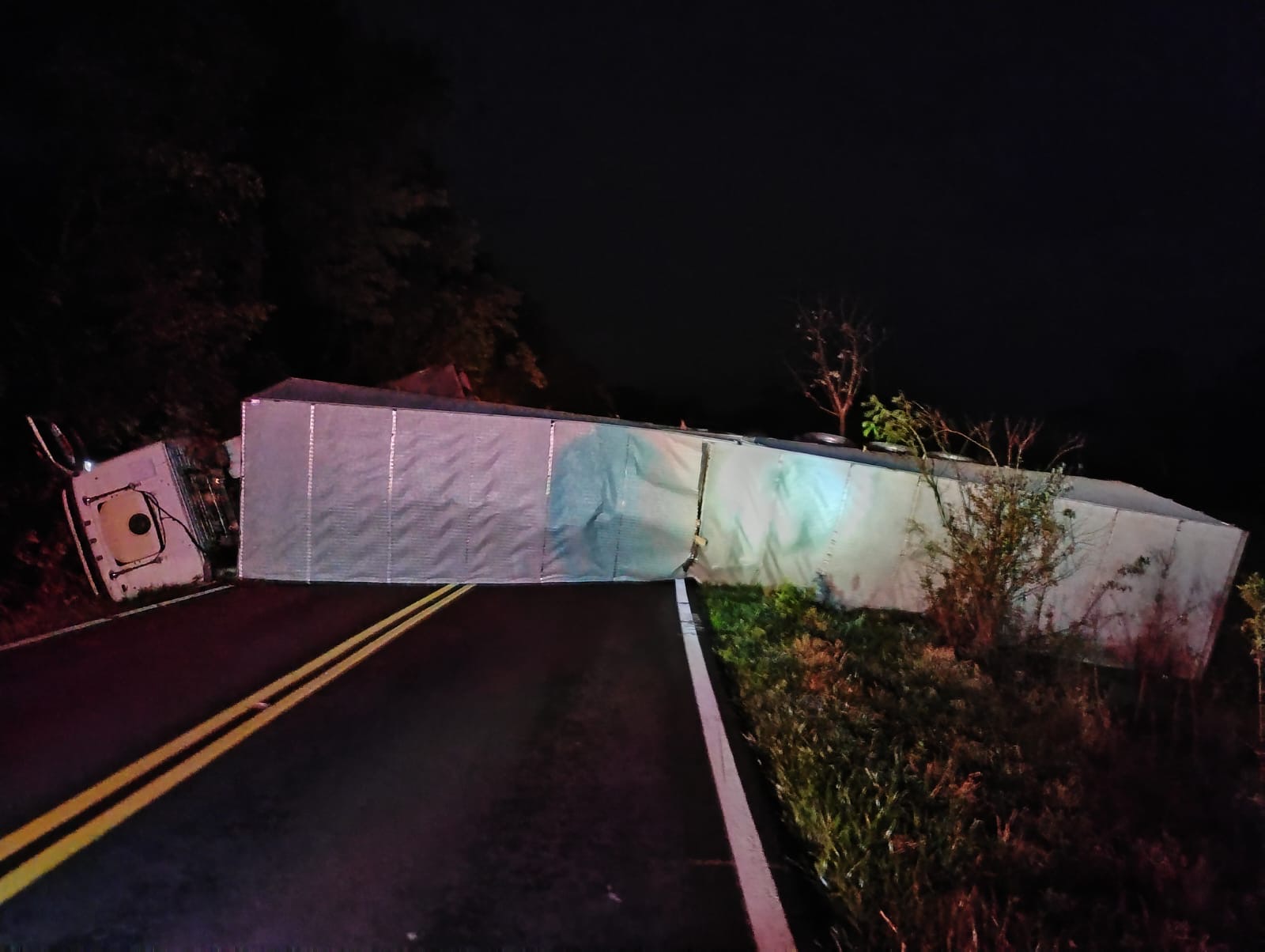 Tombamento de carreta bloqueia totalmente a BR-163
