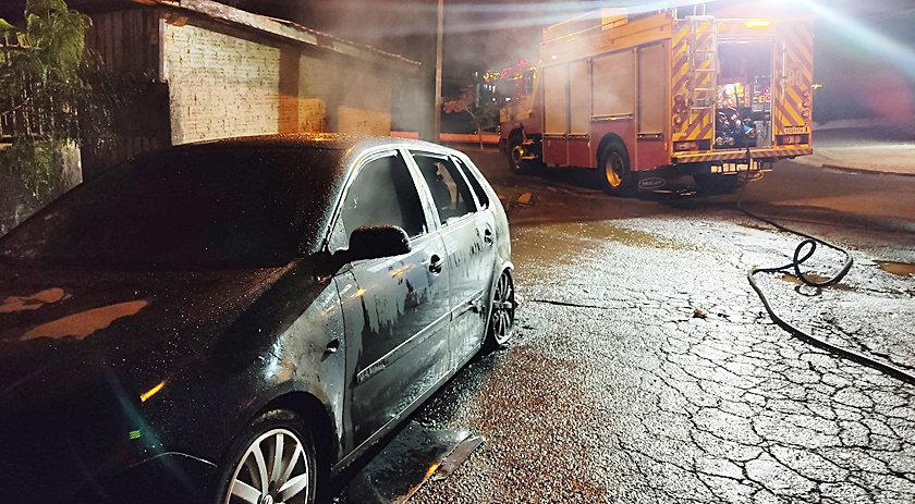 Automóvel fica destruído por incêndio no Bairro Nossa Senhora de Fátima