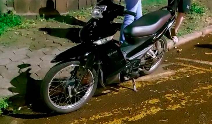 Condutora de motocicleta sofre ferimentos em colisão com caminhonete
