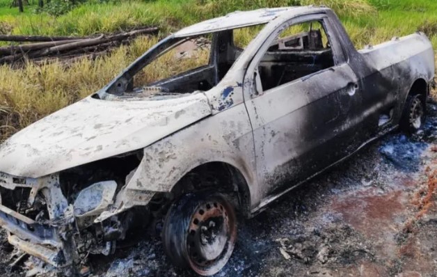 Caminhonete que havia sido furtada em empresa no bairro Luther King é encontrada queimada na zona rural