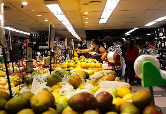 Inflação desacelera, mas alimentos em SC chegam a subir quase 50%