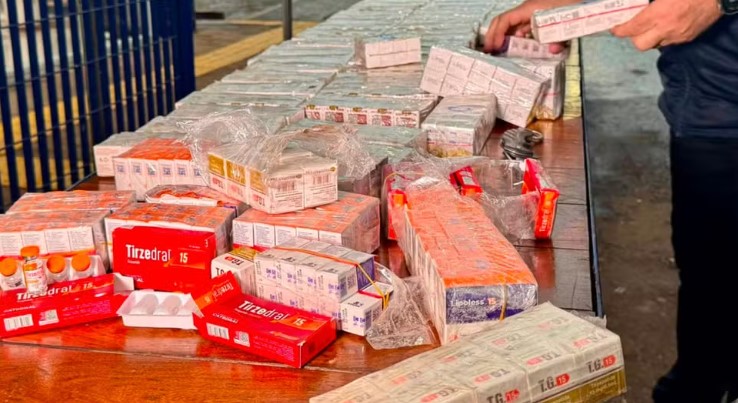 Motorista é preso com mais de 5,8 mil ampolas de remédios para emagrecimento escondidas em fundo falso