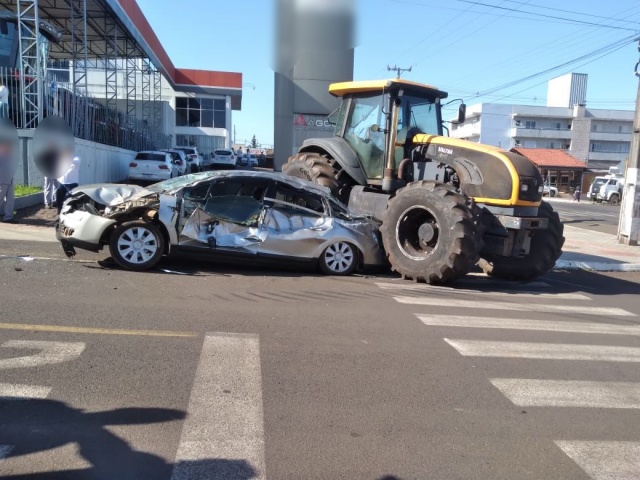 Trator desgovernado colide com carro estacionado