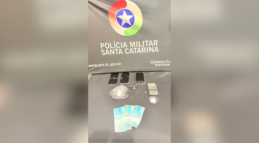 Três pessoas são presas por tráfico de drogas após abordagem policial