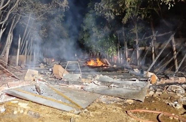 Incêndio destrói aviário no interior
