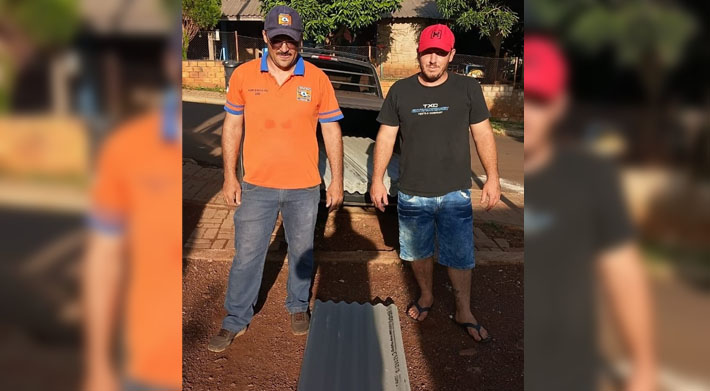 Defesa Civil entrega mais de 100 telhas a famílias atingidas por temporal