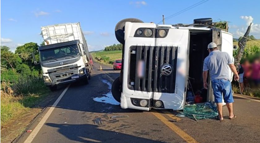Caminhão tomba e motorista fica ferido na PR 281