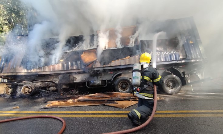 Bombeiros utilizam 80 mil litros de água para combater incêndio em carreta na BR-282