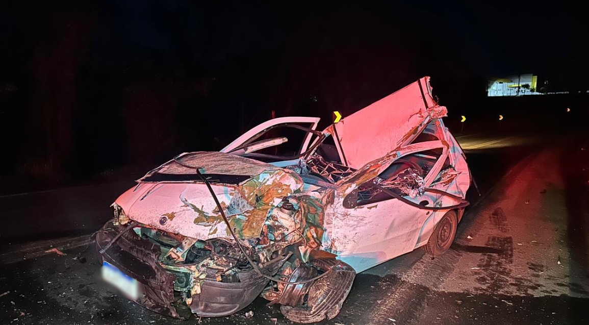 Duas pessoas morrem em acidente entre carro e caminhão na BR-163