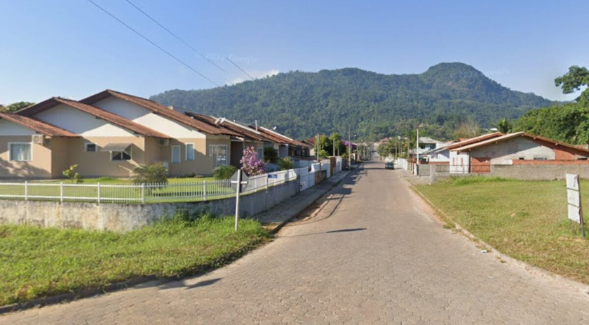 Mulher morre esfaqueada dentro de casa e marido some ao procurar suposto ladrão