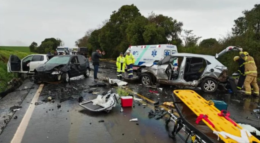 Colisão entre três carros e caminhão deixa casal ferido na PRC-280