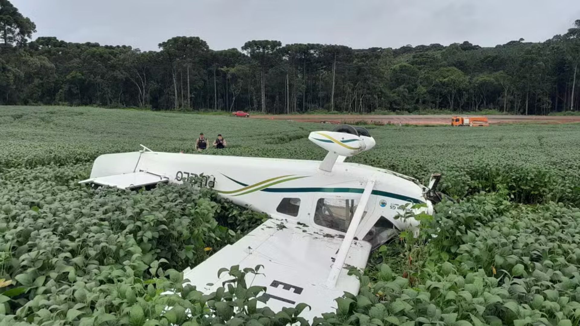 Avião de pequeno porte cai no interior do Paraná