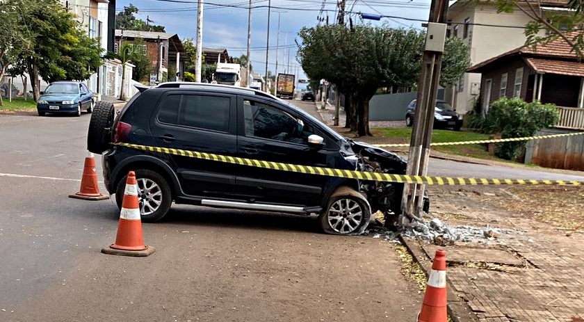 Motorista perde direção de veículo e colide em poste de iluminação pública
