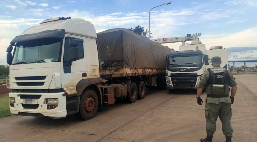 Caminhão brasileiro é apreendido com mais de 3 mil kg de maconha