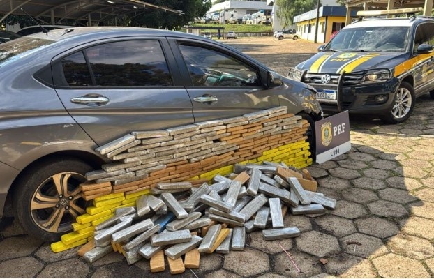 PRF apreende 221 kg de maconha e recupera carro roubado que fugiu de abordagem