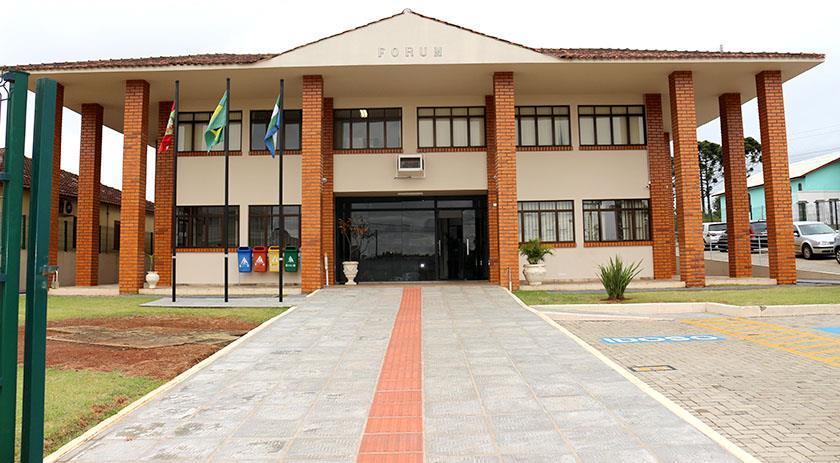 Homem com mandado de prisão é detido no fórum da cidade