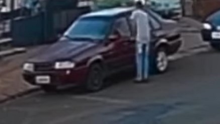Câmera de segurança flagra homem furtando veículo