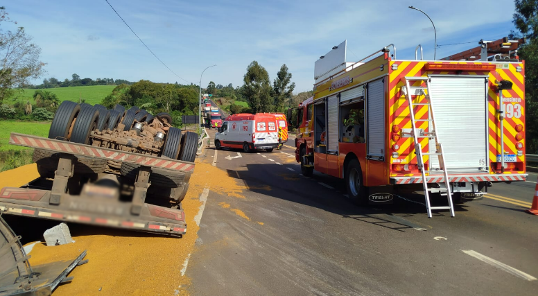Mulher morre soterrada por carga após caminhão tombar na BR-282