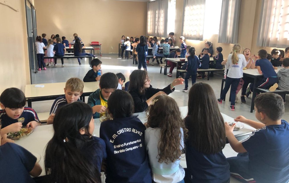 Dionísio Cerqueira garante alimentação escolar de qualidade aos alunos