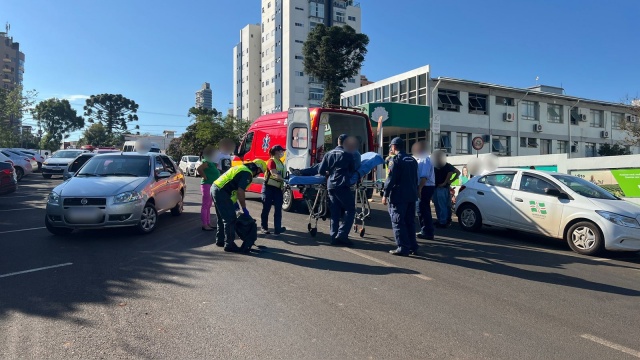 Colisão entre carro e moto deixa motociclista ferido no centro