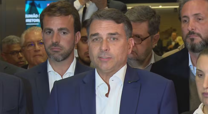 Flávio Bolsonaro reage a cobranças sobre contas do filme Dark Horse