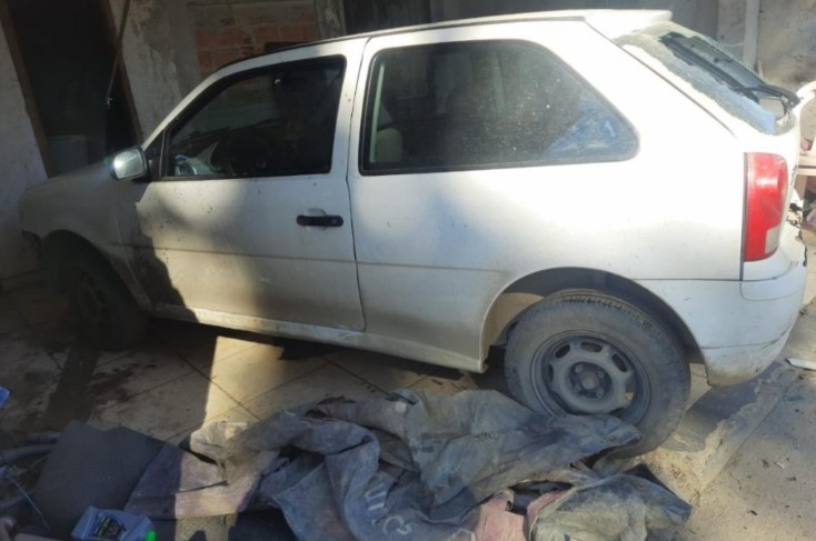 Motorista sem CNH bate carro contra duas residências e causa estragos