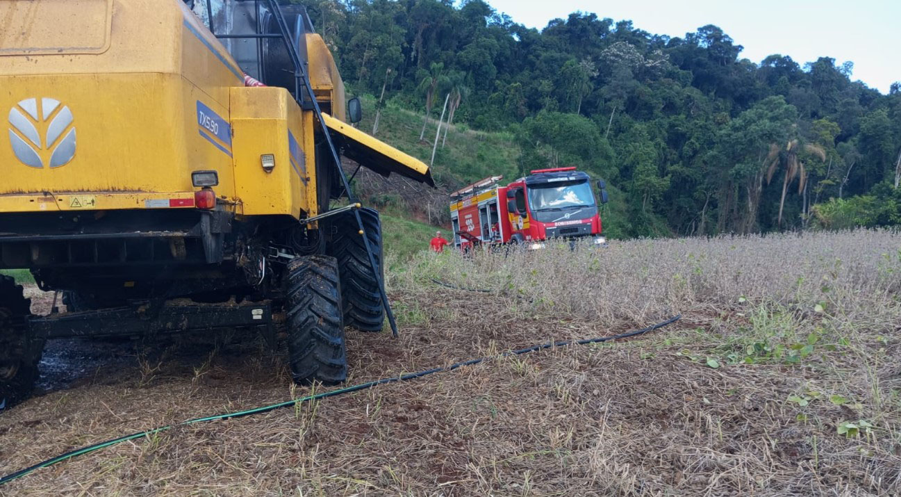 Incêndio atinge colheitadeira é controlado pelos bombeiros