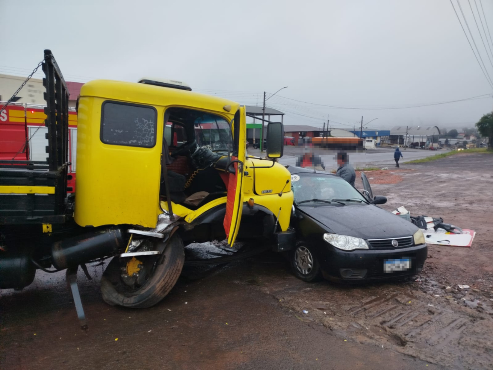 Motorista fica ferida ao ter carro atingido por caminhão