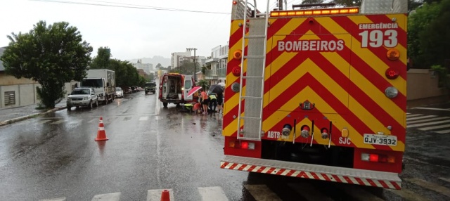 Motociclista ferido em colisão com carro