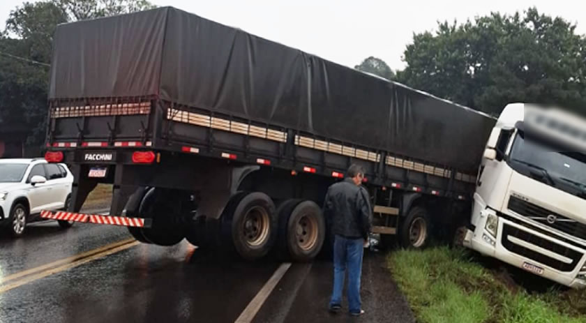 Caminhão sai da pista e fica em formato de ‘L’ na PR-182
