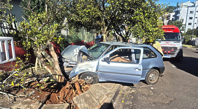 Homem fica ferido após colidir carro em árvore