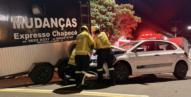 Idosa fica ferida após colisão entre carro e trailer no Centro
