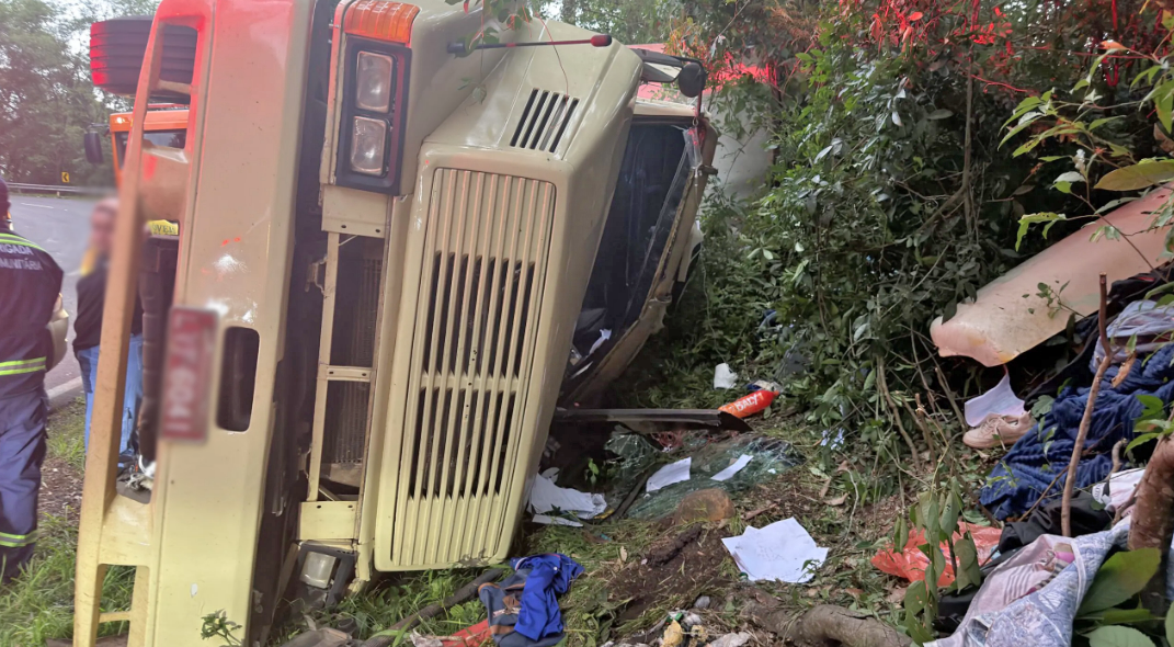 Motorista fica preso às ferragens por quase três horas após carreta tombar na PR-481