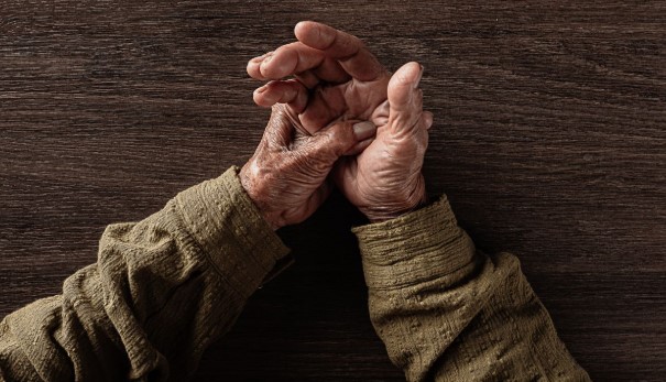 Casos de Parkinson devem dobrar até 2050; conheça sinais
