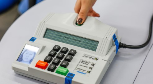 Eleitora viaja horas para votar em Ponte Serrada e descobre que sistema já registrava seu voto