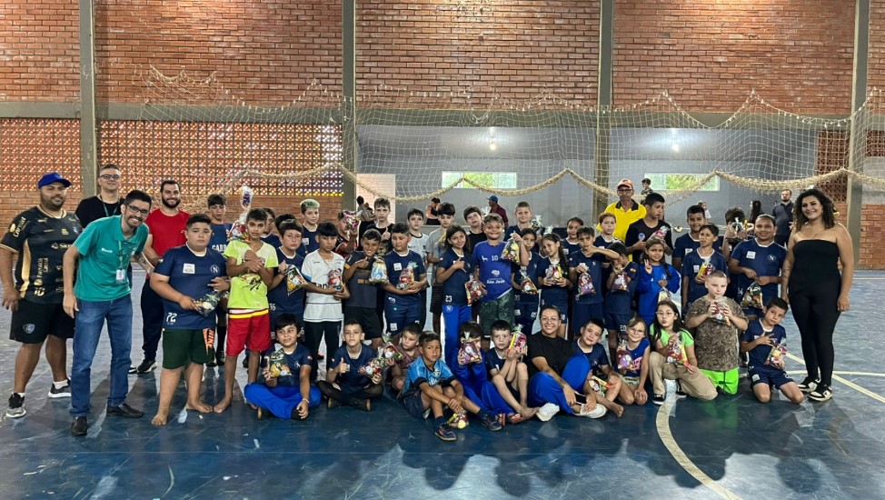 Associação Nacional entrega 90 cestas de Natal para crianças da escolinha de futsal