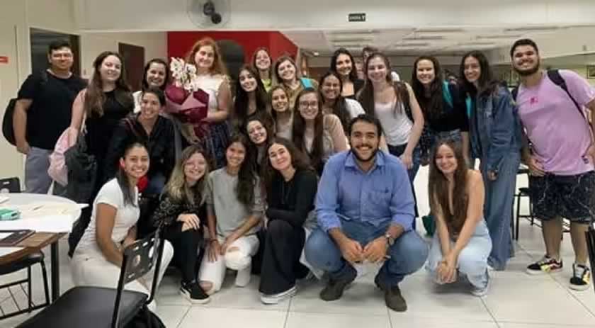 Universitária discriminada por ter mais de 40 anos ganha flores de colegas