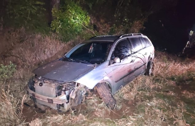 Carro sai da pista na BR-280