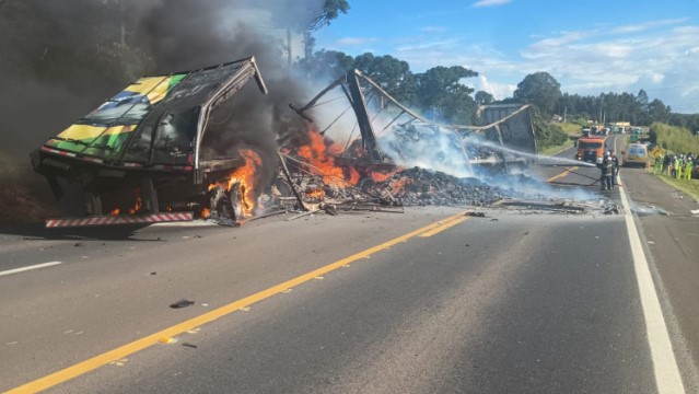 Caminhões pegam fogo após colisão na BR-373