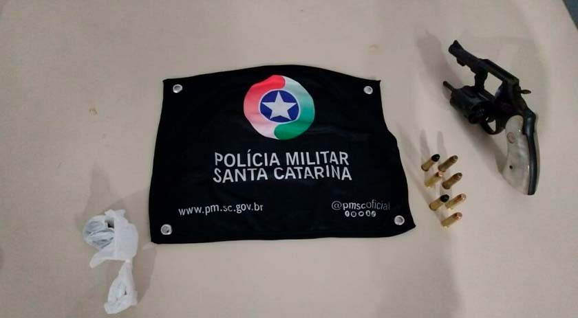 Homem tenta se livrar de arma e é preso pela PM