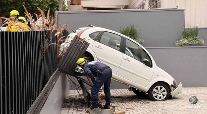 Carro sobe calçada e colide contra grade de proteção no Centro