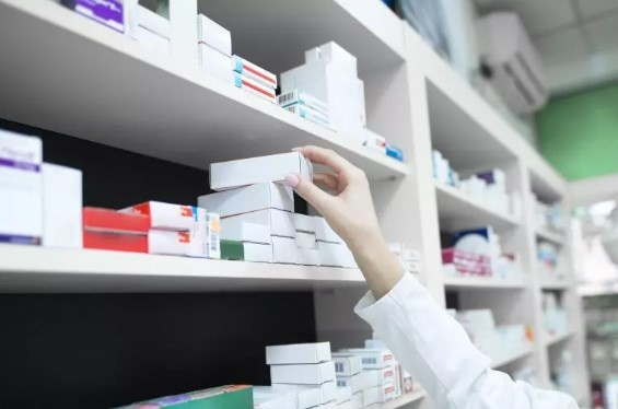 Realização de exames clínicos em farmácias de SC é aprovado na CCJ da Alesc; o que pode mudar