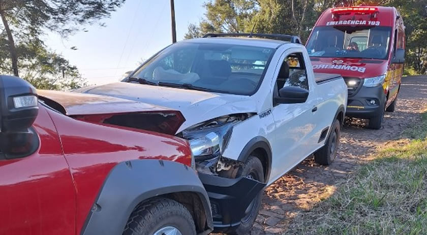 Colisão frontal entre carros mobiliza corpo de Bombeiros