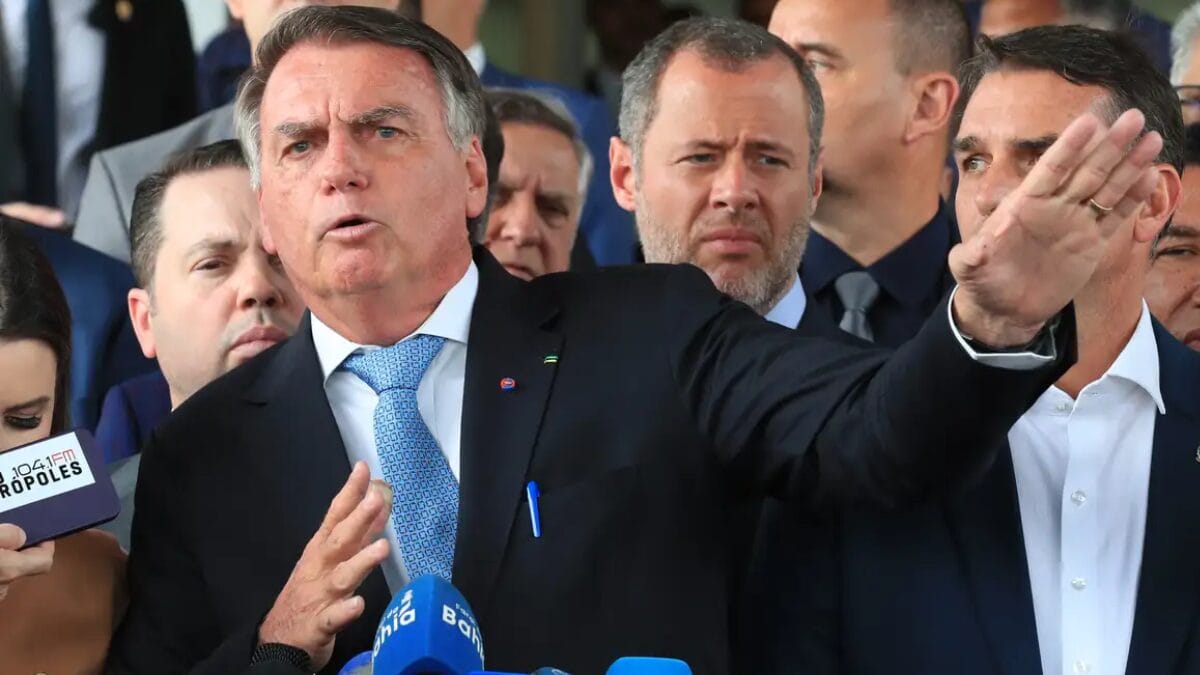 Bolsonaro começa a cumprir pena de 27 anos e três meses de prisão e seguirá em cela da PF