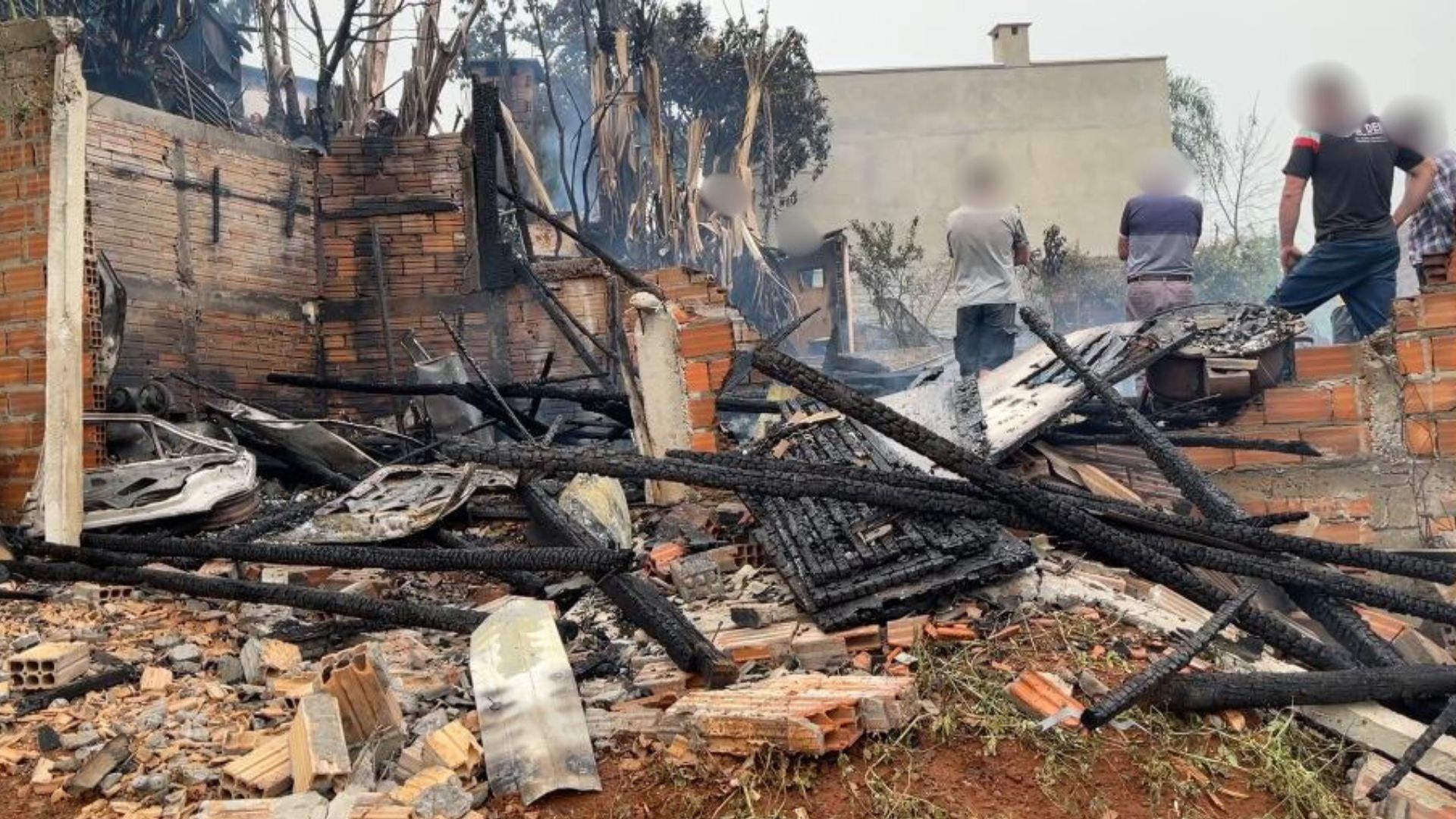 Incêndio em marcenaria e residência mobiliza Corpo de Bombeiros