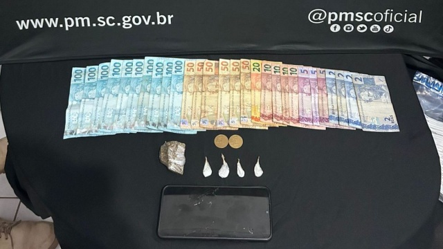 Avô é preso e neto é apreendido por tráfico de drogas