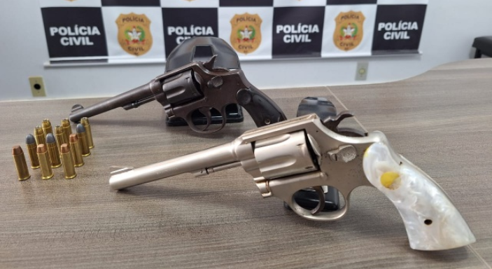 Polícia Civil cumpre mandados de buscas e apreende armas de fogo e munições