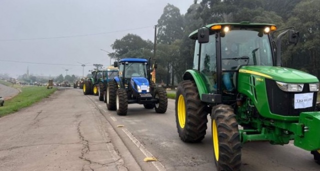 Agricultores fazem tratoraço no norte do RS por melhores condições de pagamento das dívidas rurais