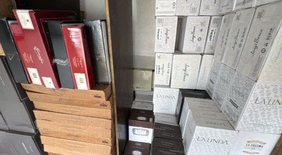 Mais de 2 mil garrafas de vinho argentino são apreendidas em motorhome com fundo falso em SC