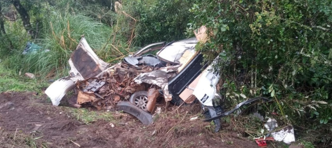 Acidente entre carro e caminhão mata três pessoas na BR-470